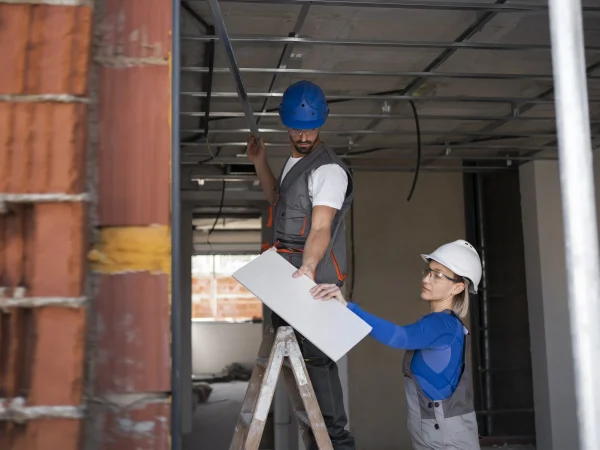 gente-de-tiro-medio-trabajando-en-equipo